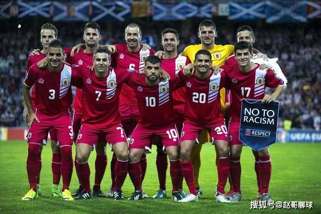 组图：兹维列夫3-0晋级法网四强 在比赛中大力回球